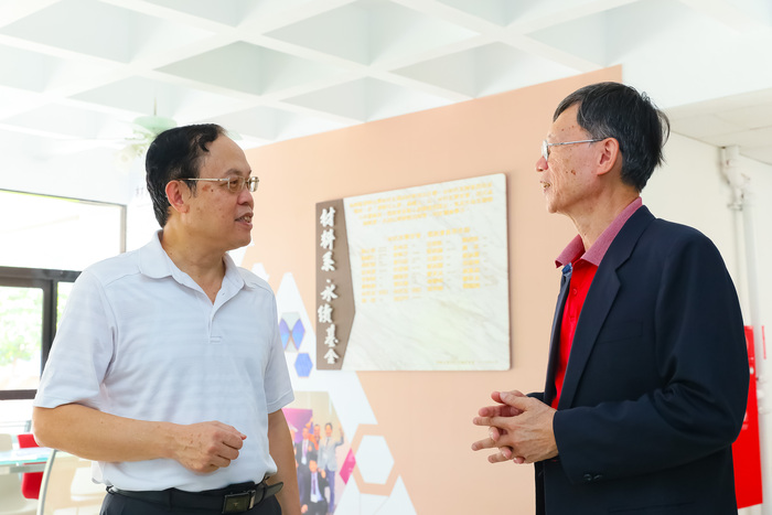 1996年於材料科技館2樓中庭，金老師得知葉均蔚正開始高熵合金研究，即成為世界上第一位肯定及支持高熵合金的貴人。圖片