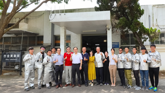 2020年高熵中材料心顧問金重勳與團隊合影於合金鋼廠圖片